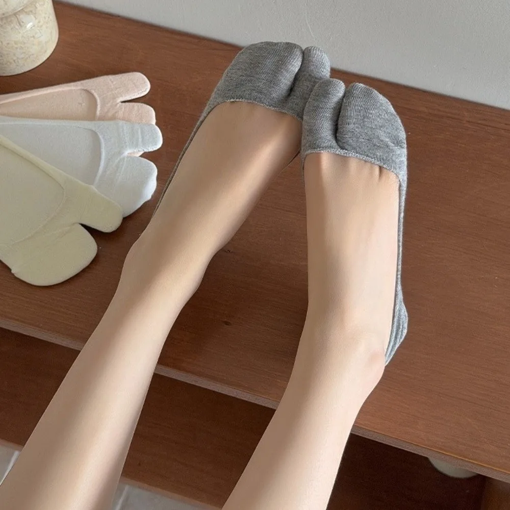Simple Thin Two Finger Socks Low Cut Cotton Boat Socks Solid Color Non-slip Toe Separate Socks No Show