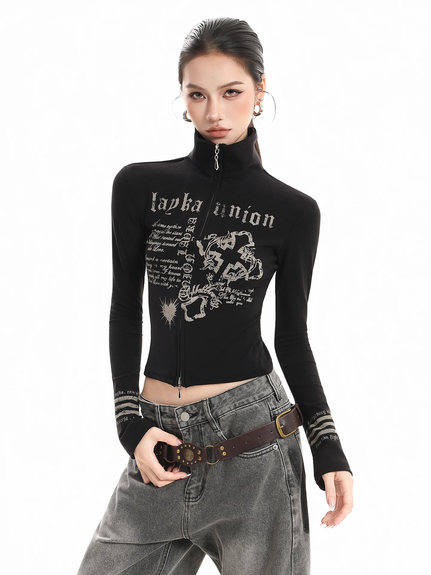 

Новинка: женская приталенная футболка с воротником-стойкой и буквенным принтом, осенне-зимняя, повседневная, стильная и удобная.