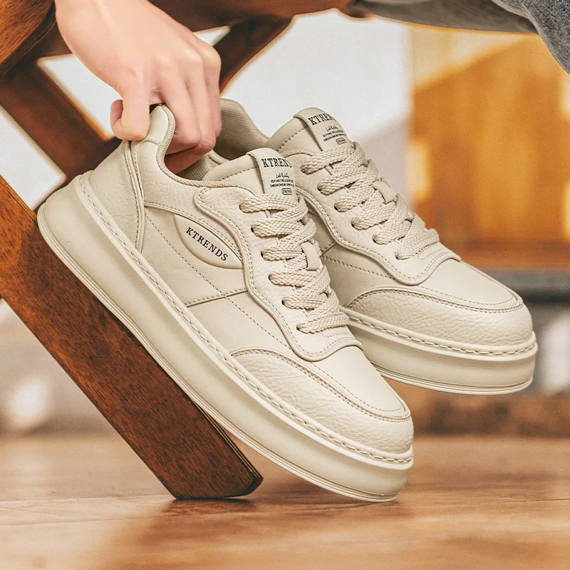 2025 Nuevas zapatillas blancas de otoño para hombre: zapatos casuales transpirables, estilo de pareja, de moda y más vendidos