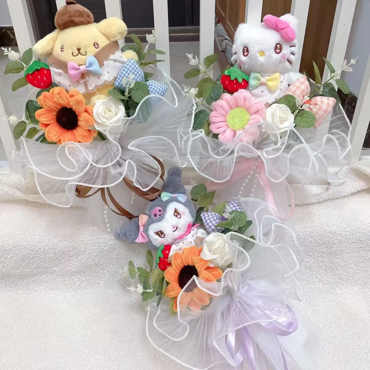 My Melody Kuromi Cinnamoroll Kt Cat Bambole di peluche con bouquet di fiori artificiali Regali di laurea di Natale di San Valentino