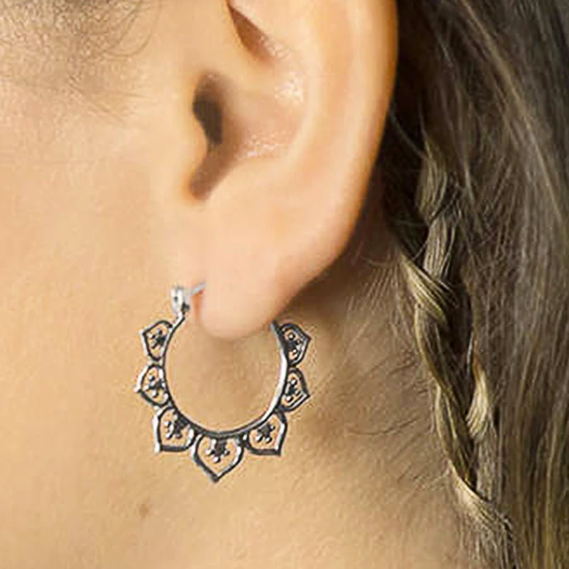 Huitan – boucles d'oreilles créoles Style bohémien pour femmes, en métal, couleur argent, en forme de fleur, fantaisie, usage quotidien, bijoux féminins vocation