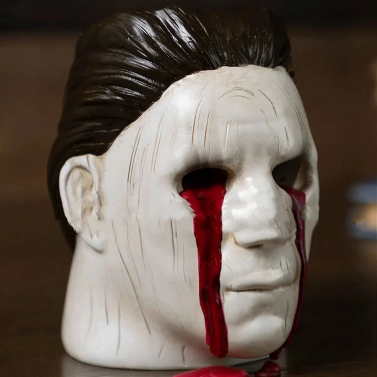 N38R_Candeliere teste umane con lacrime e candele rosse