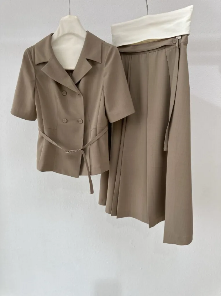 

Новый летний комплект в корейском стиле: пиджак с коротким рукавом и плиссированная юбка. Элегантный, простой и модный женский деловой костюм.