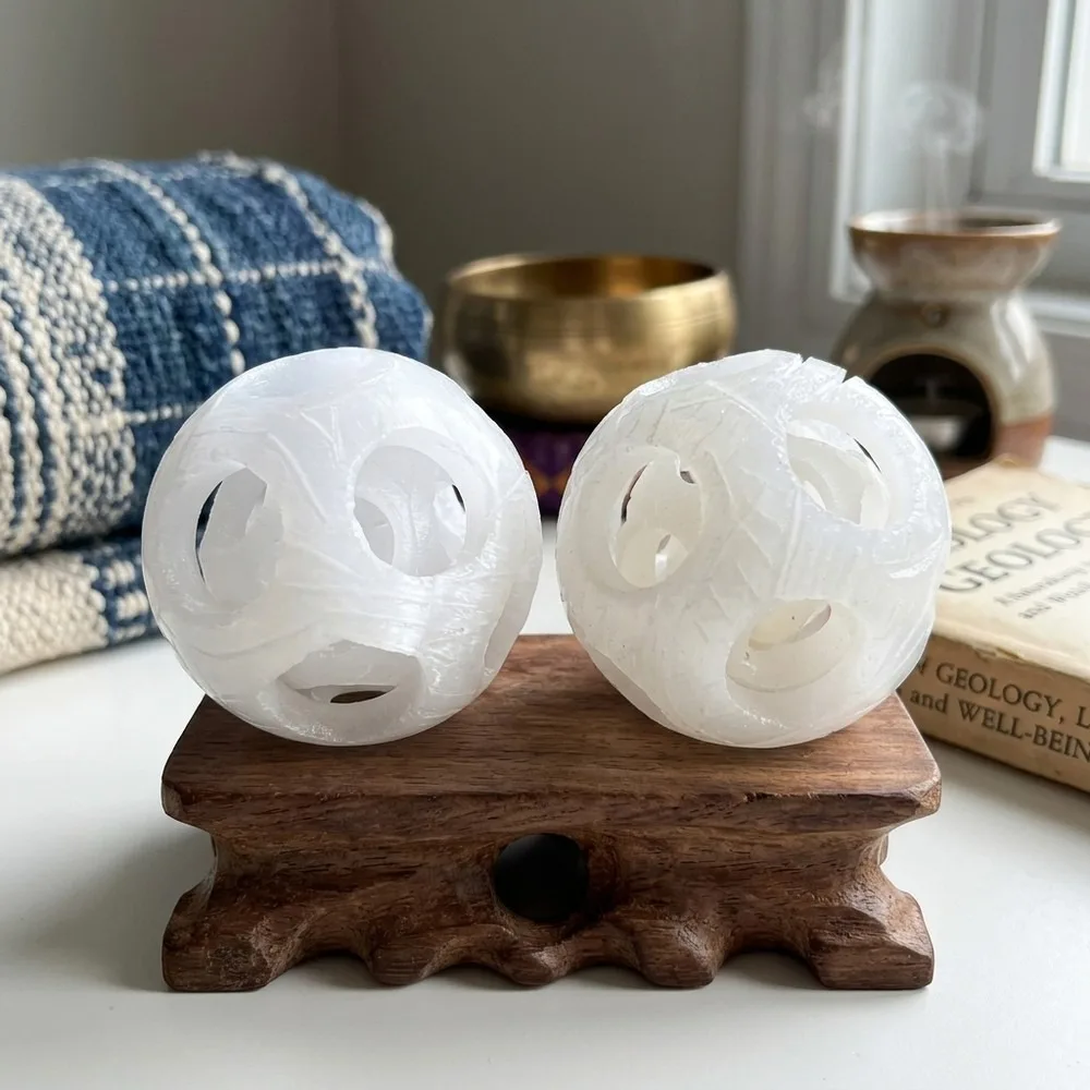 Natural White Green Jasper Sphere Rotating Carved Hollow Ball Home Decor Healing Crystal Gift Reiki Meditation Feng