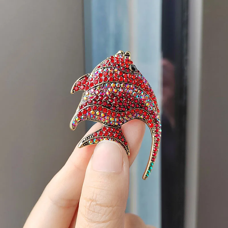 RONGXUANMEI-Criativo Peixe Tropical Broche Pin, Bonito Broches De Strass Animais, Corsage Personalidade Dos Desenhos Animados, Acessórios de vestuário