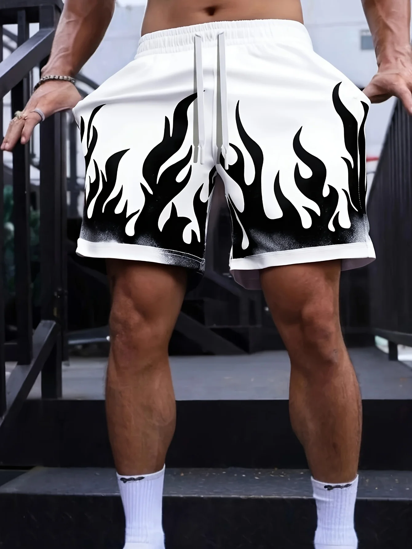 شورت صيفي مريح للتنفس للرجال بنمط طباعة اللهب مناسب لملابس السفر الترفيهي في الهواء الطلق