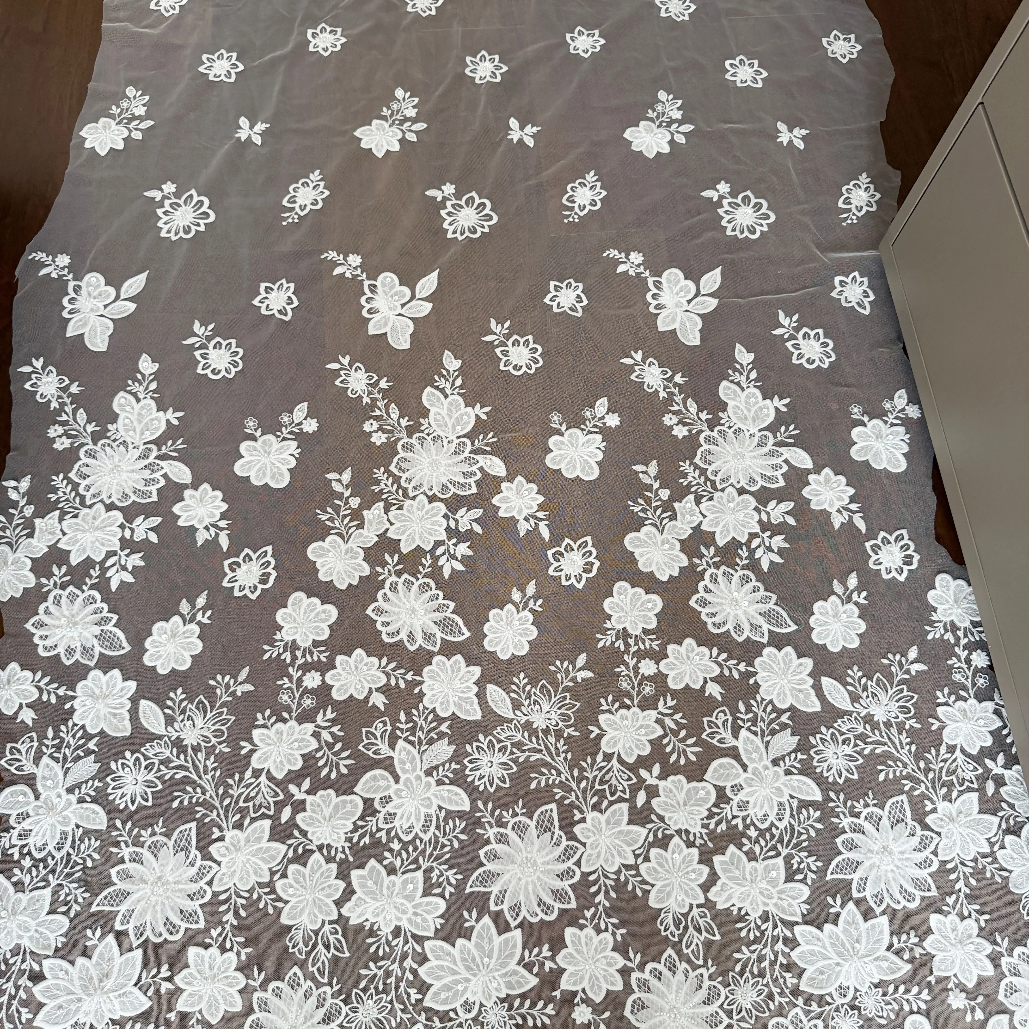 Hochwertige Gänseblümchen 3D-Blumen Nagelperlen Spitzenstoff für Hochzeitskleider Handgefertigte DIY-Accessoires Meterware – Detail 2