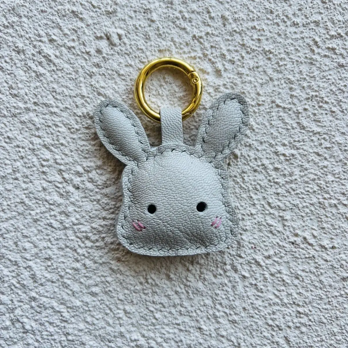 Handmade genuine leather bag charm, small rabbit keychain, car key decoration, cute and simple gift