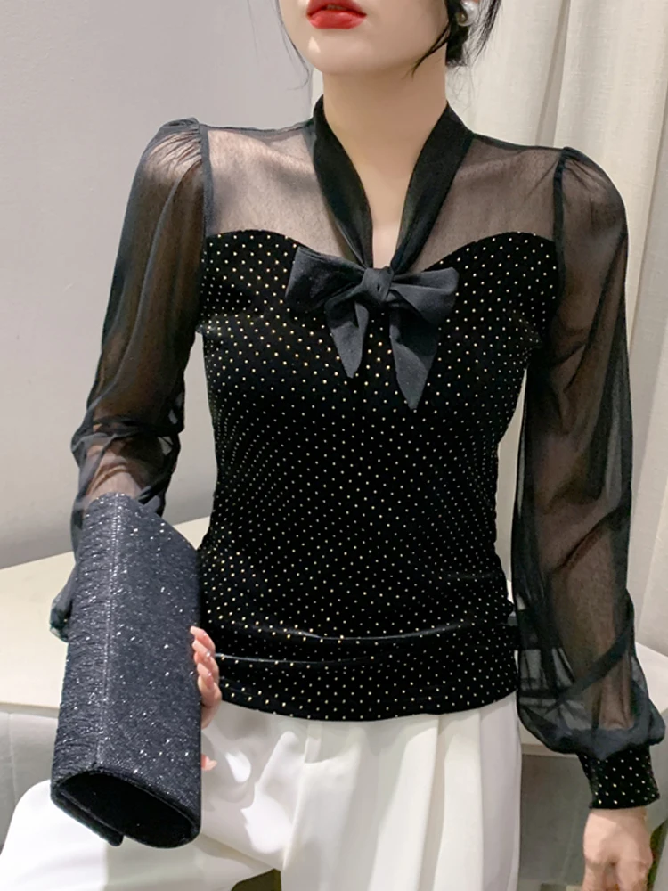 Damska długa bluzka z aksamitu Ele Velvet, dekolt w serek, łączona, z ciężkimi dżetami, koreański styl, dopasowany krój, elegancka, do pracy.