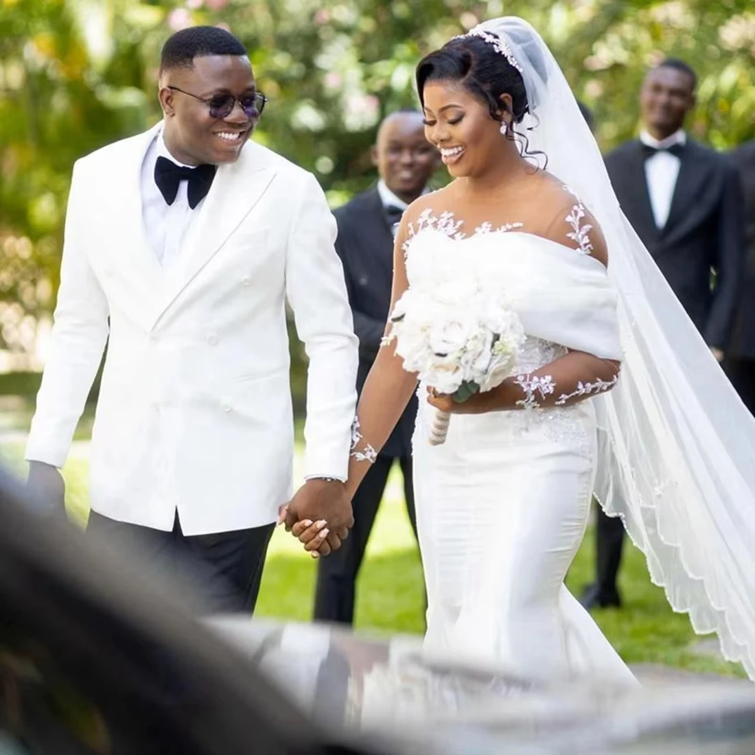 تخصيص مغرفة الدانتيل يزين فستان الزفاف للعروس الزواج ذيل شابيل حديقة الأفريقية طويلة الأكمام زي العرائس