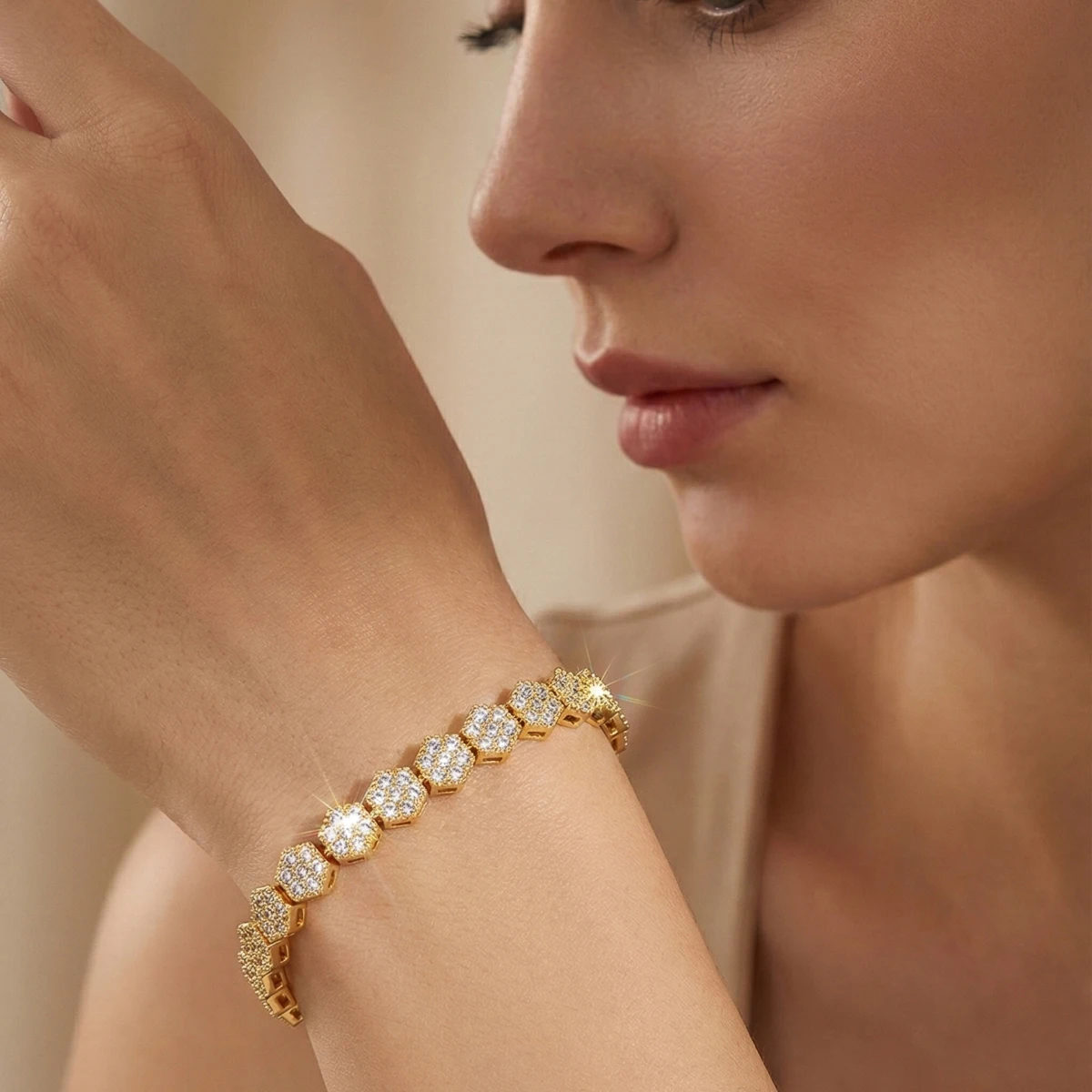 1 Set of Luxurious and Elegant Inlaid Sparkling Cubic Zirconia Hexagonal Design Bracelet Suitable for Women to Wear at Weddings and Banquets. Gift Box Not Included