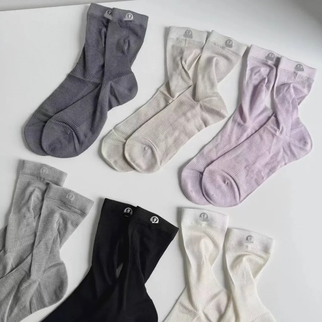 ربيع صيف جديد لولو التوت الحرير رقيقة الأساسية اللون كتلة الإنترنت الجوارب الشهيرة منتصف العجل غزل كومة القطن الرجال الجوارب