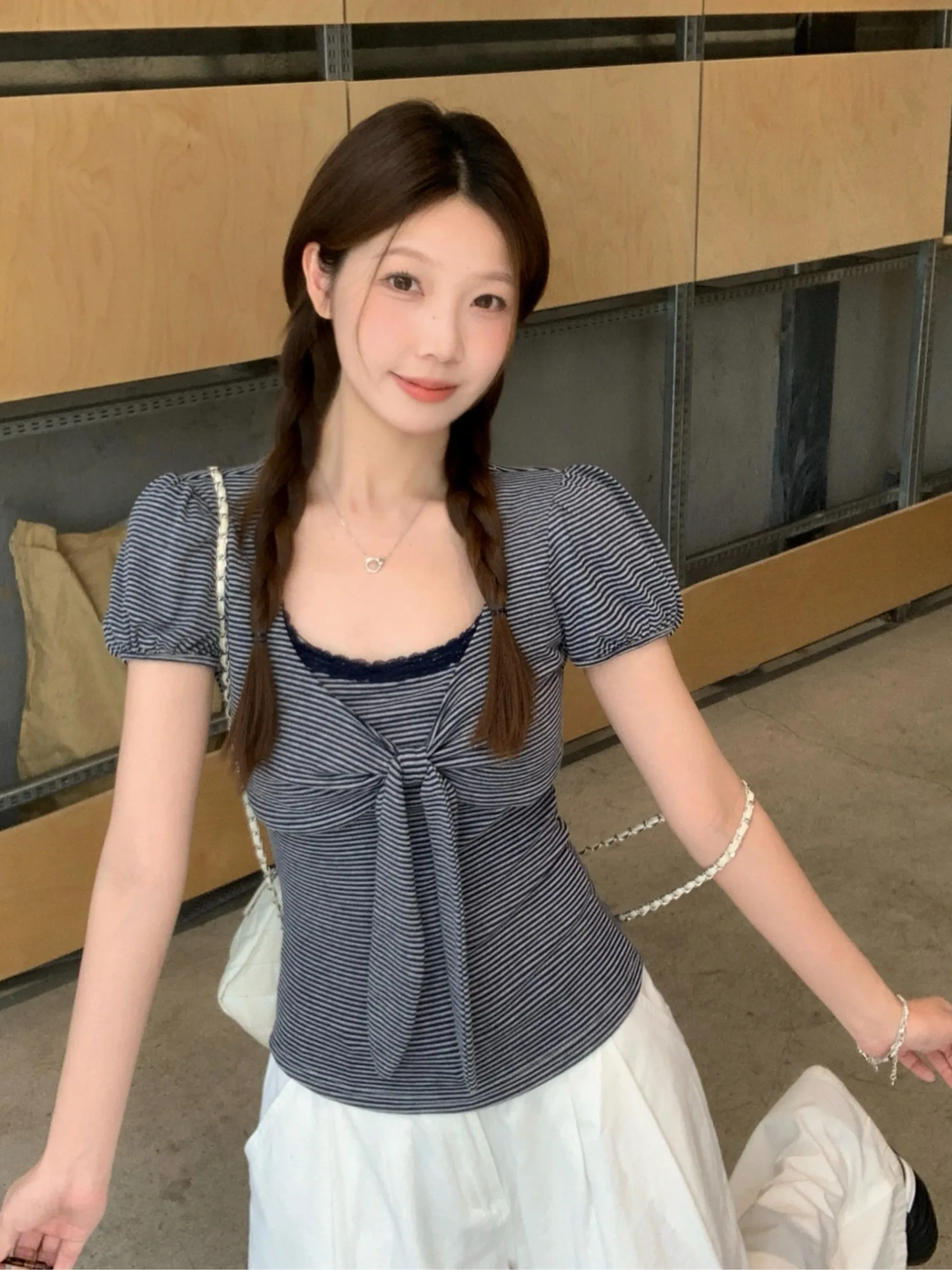 

Женская футболка больших размеров, облегающая, летняя, новая модель, с квадратным вырезом, коротким рукавом, узором в полоску с узлами, модный топ