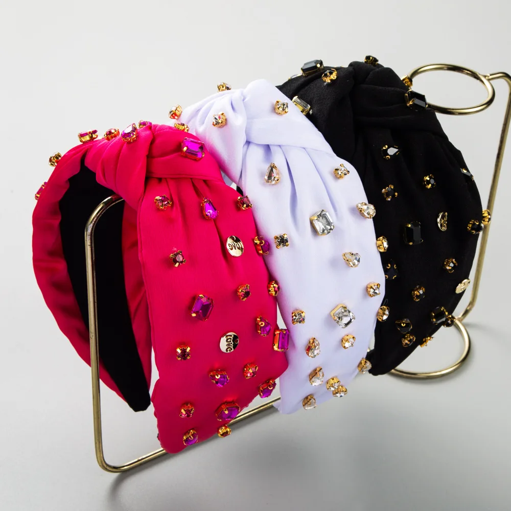 faixa-de-cabelo-turbante-com-no-frances-e-pedras-quadradas-espalhadas-acessorio-de-cabelo-feminino-chique-para-o-dia-a-dia-e-casual-com-detalhe-de-letra