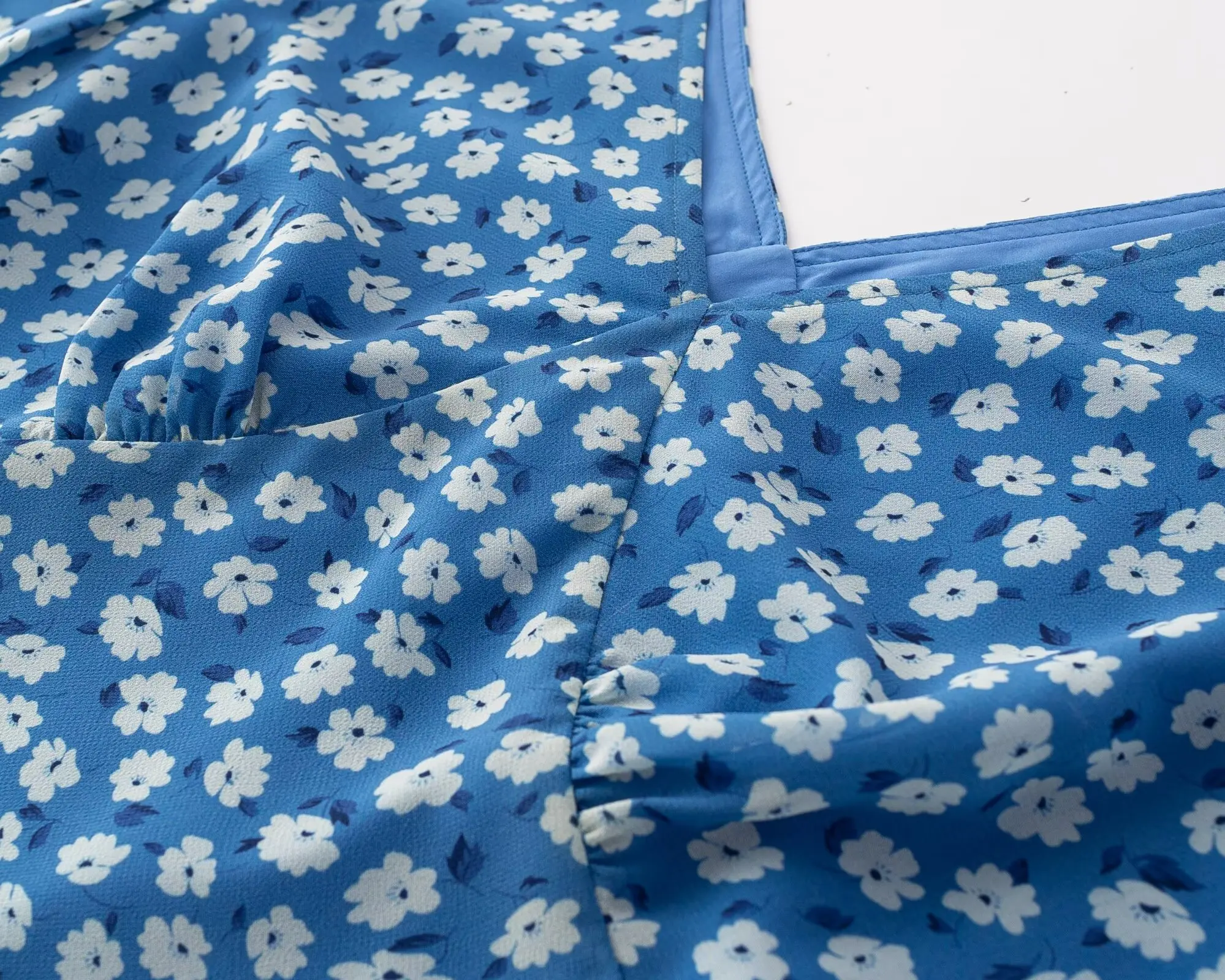 เดรสยาวพิมพ์ลายดอกไม้สีน้ำเงินเรโทรปี 2025 แขนยาวบานทรงเอวผูกโบว์ผูกเชือกยาวคลุมข้อเท้า ผ้าชีฟอง