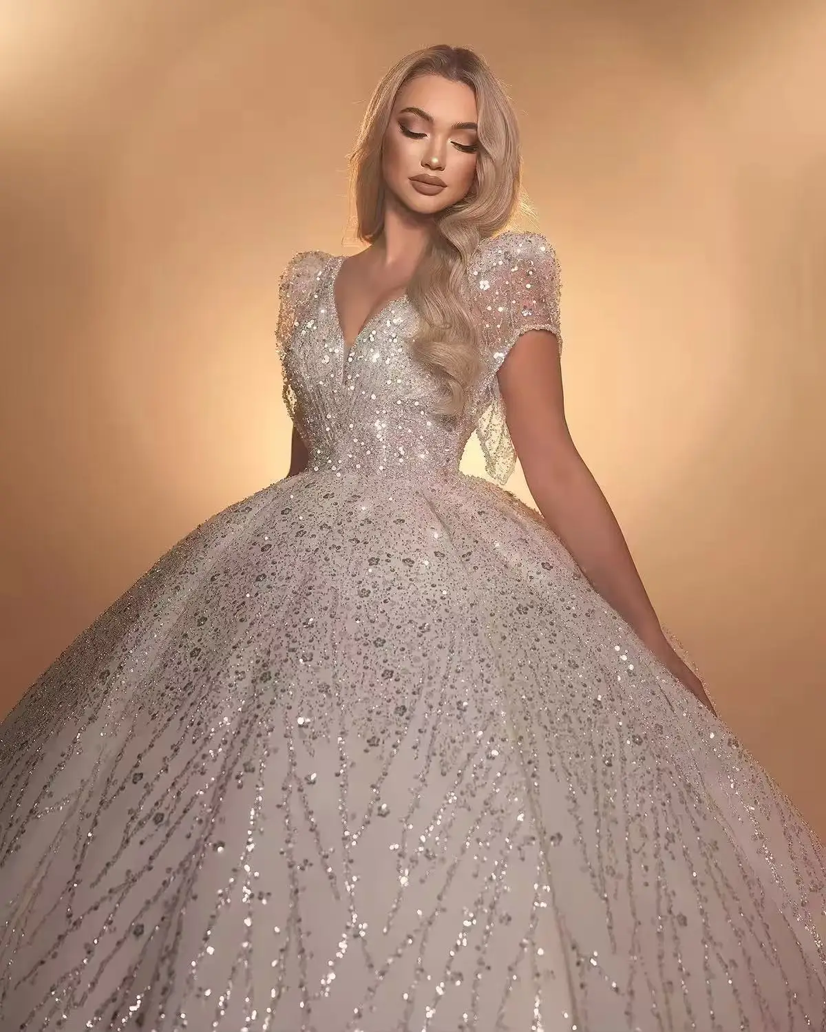 فساتين زفاف رائعة مخصصة مزينة بالترتر وأكمام قصيرة رداء De Mariee مثير على شكل حرف V سويب تراين العروس