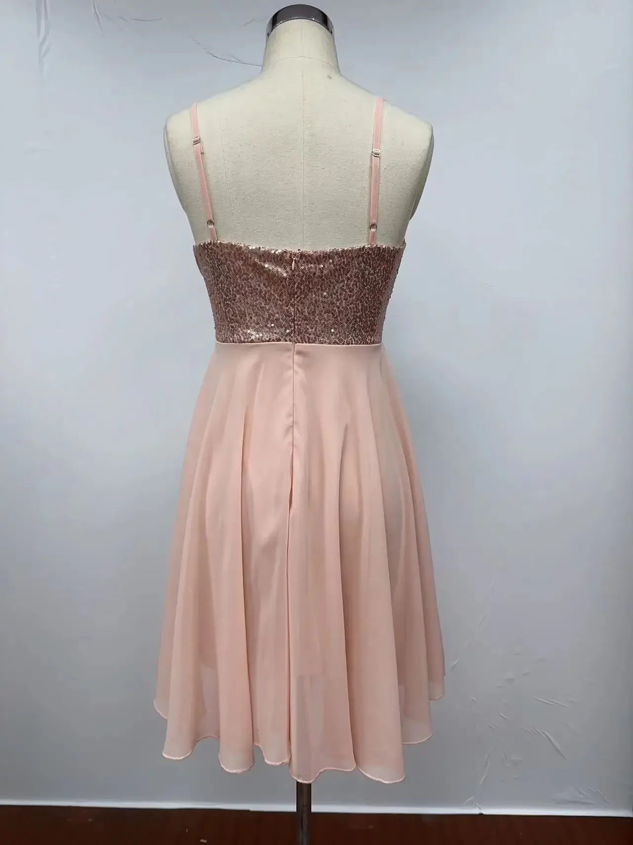 Vestido do baile curto lantejoulas, cintas de espaguete, decote v