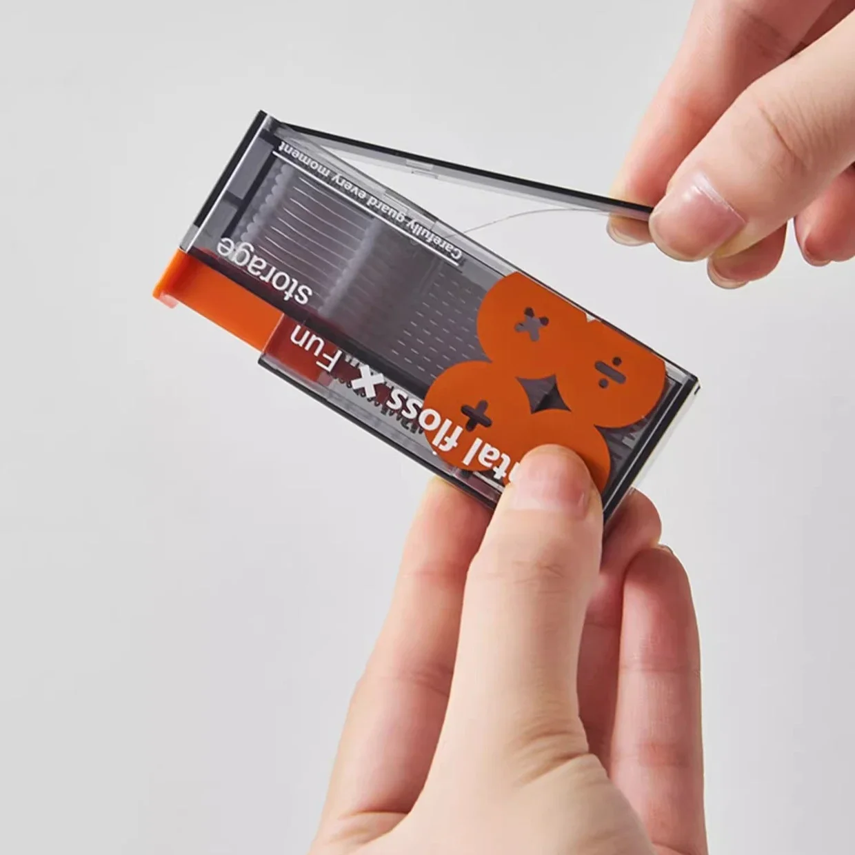 يتضمن موزع الخيط المحمول 10 قطع من منظم الخيط الأوتوماتيكي القابل للصدف للعناية بالفم وعصي الخيط القابل للتصرف #4