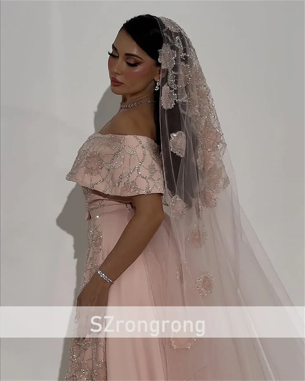 Vestido de fiesta de noche elegante con cuello barco, satén, lentejuelas florales, corte en A, sin espalda, vestido árabe de graduación con tren de barrido personalizado