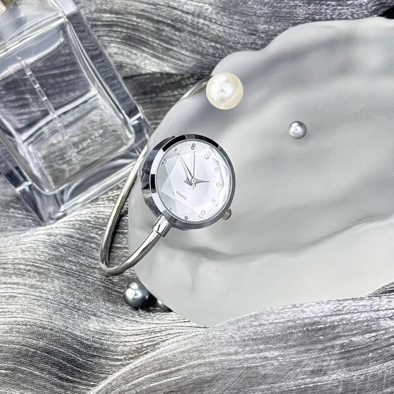 ساعة يد نسائية فاخرة بسوار صغير ذهبي موديل 2025 مع تصميم علامة تجارية من حجر الراين وساعة يد كوارتز للسيدات من اللؤلؤ العتيق #5