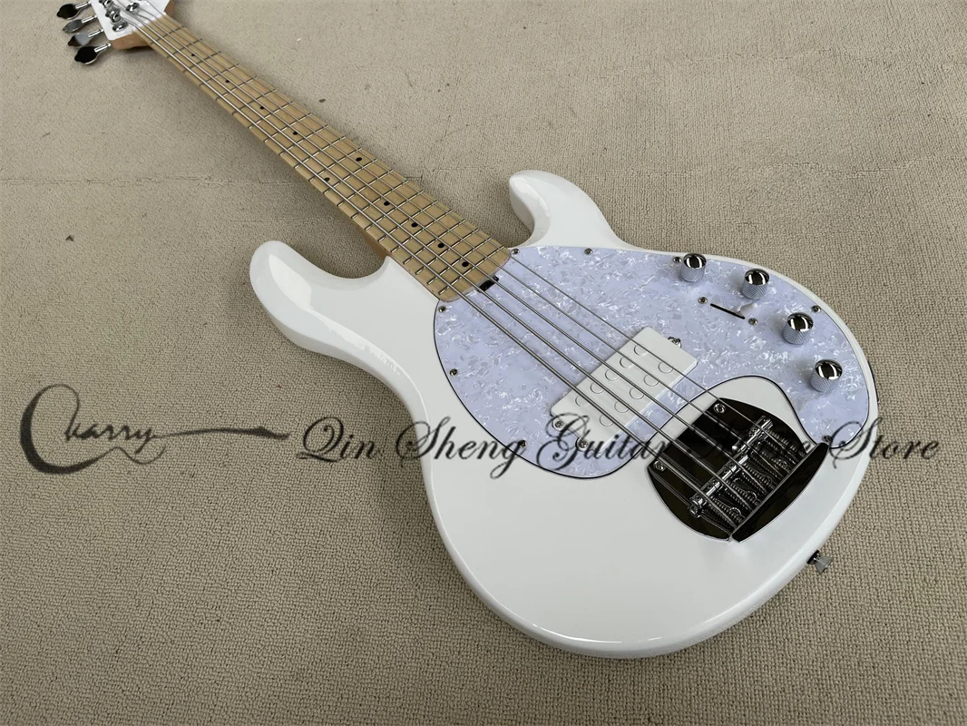 5 Strings Electric Bass White Ray Bass Maple Fretboard White Pearl Gurard Active Battery Fixed Bridge Factory Custom