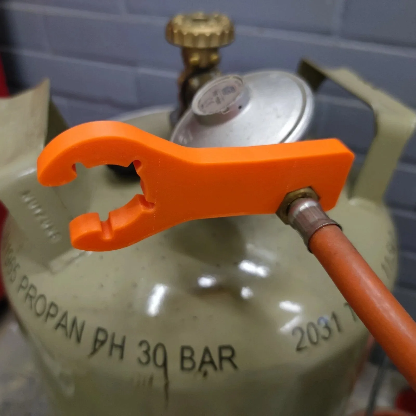 RV Gas Bottle Wrench Multi-Functional 2in1 Magnet Gas Bottle Wrench Orange For RV Caravan Motorhome Grill Rv Accessories