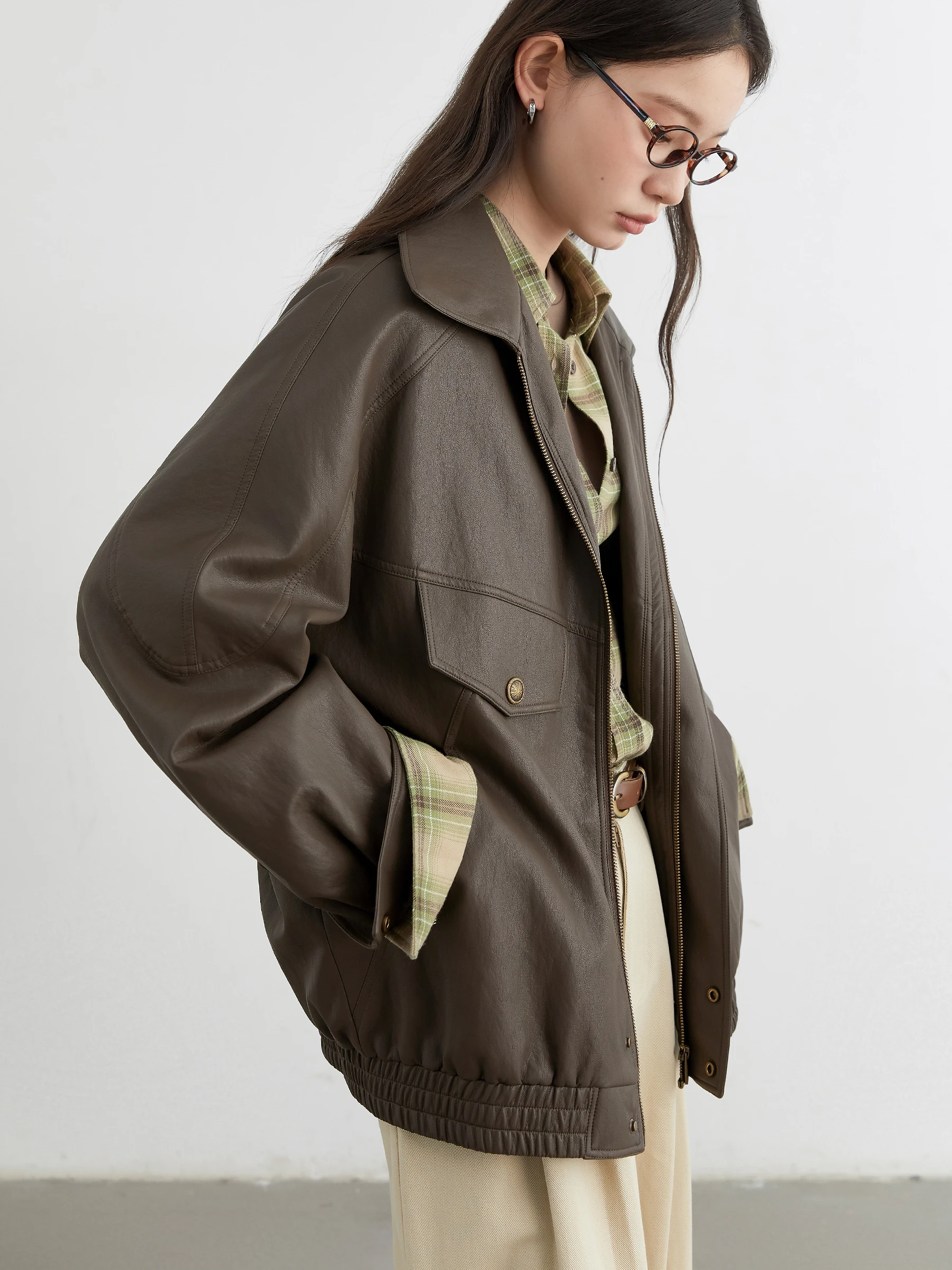 

CHICVEN Весенняя новинка: Женская куртка из искусственной кожи с воротником-стойкой, микро-текстурой и молнией, свободный крой, длинный рукав, модель 2026 года