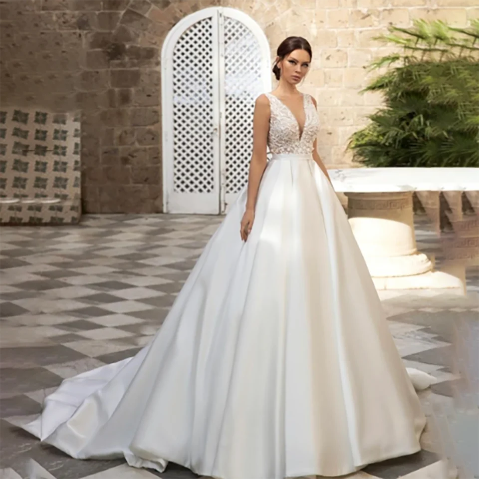 Abiti da sposa in raso senza maniche con applicazioni in pizzo personalizzato A Line 2025 Abito da sposa in tulle con strascico senza schienale con volant per le donne