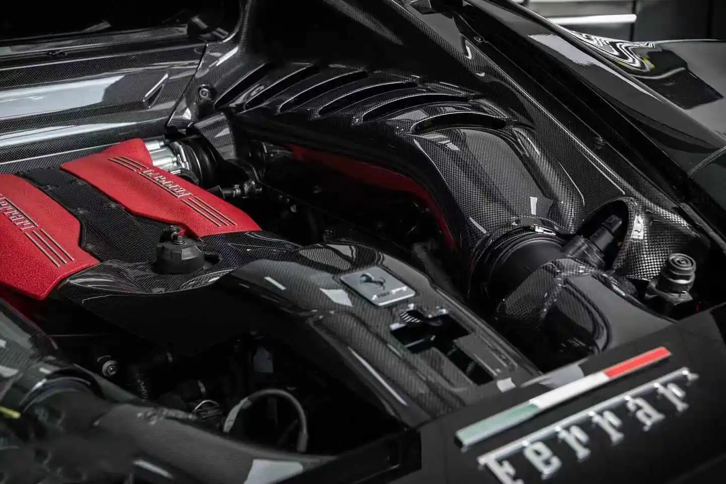 Dry carbon engine cover is suitable for  Ferrari 488 GTB/Spider engine cover