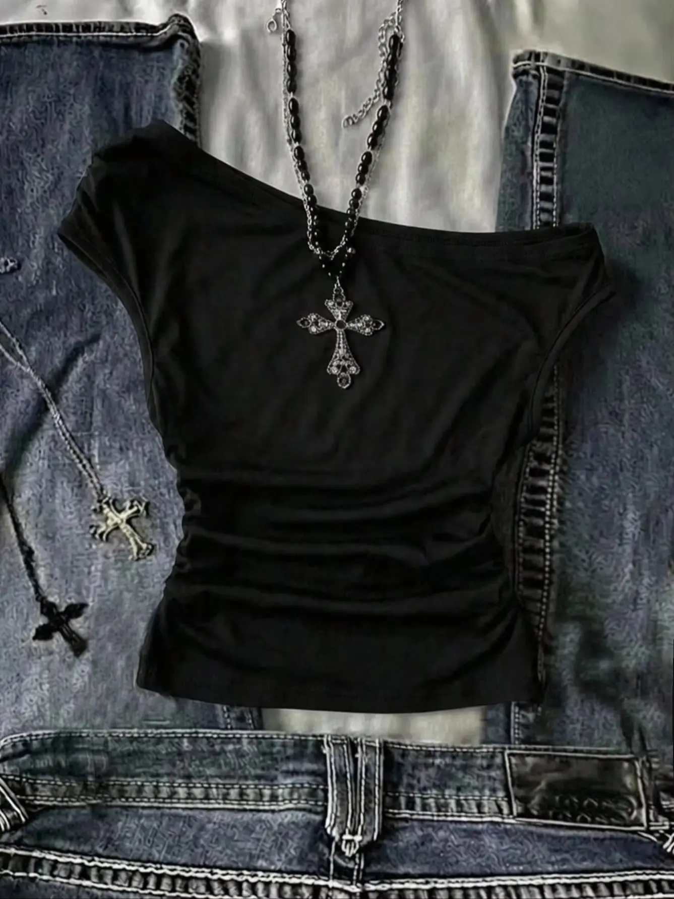 Damen One-Shoulder Crop Top mit kurzen Ärmeln und seitlicher Raffung, schmal geschnitten, Sommer 2026, Gothic Streetwear, einfarbig Schwarz, schulterfrei, für Ausgeh-Looks – Detail 5