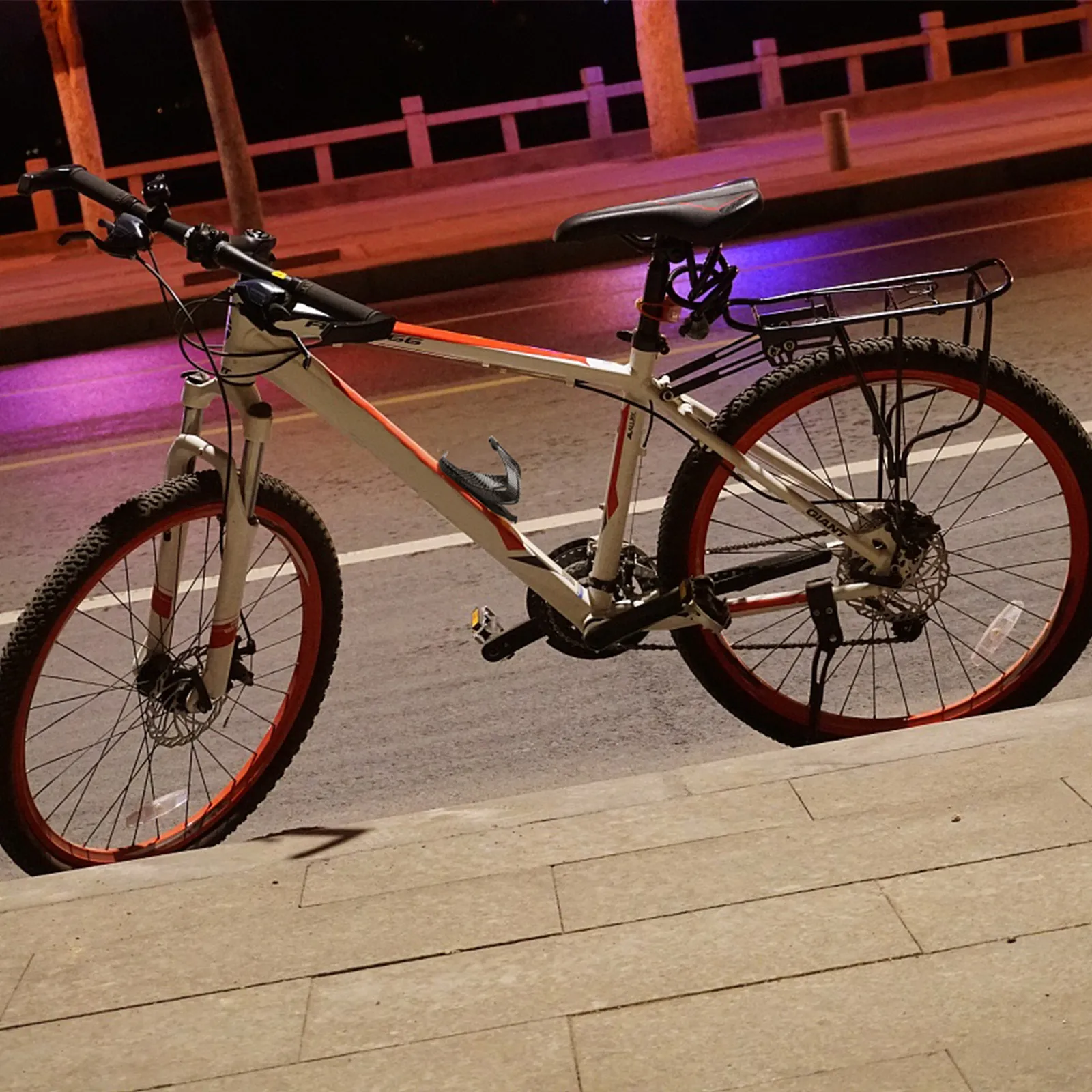 

Держатель для бутылок под карбон для велосипеда, совместимый с большинством размеров, максимальный диаметр 8 см, легкий пластиковый кронштейн для напитков