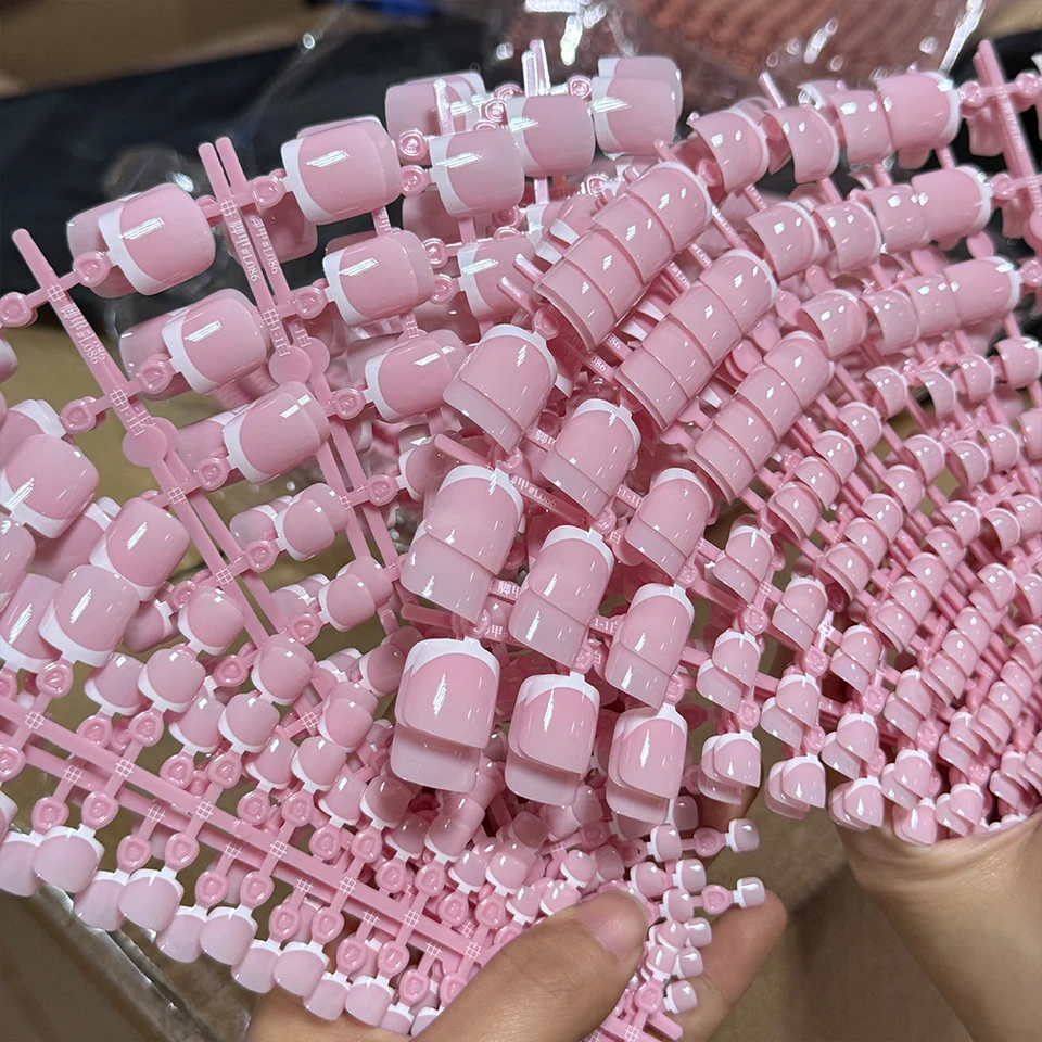 120 puntas de uñas de los pies falsas cortas cuadradas, color rosa, francesas suaves de gel con presión, uñas de los pies falsas con borde blanco, cobertura completa 3