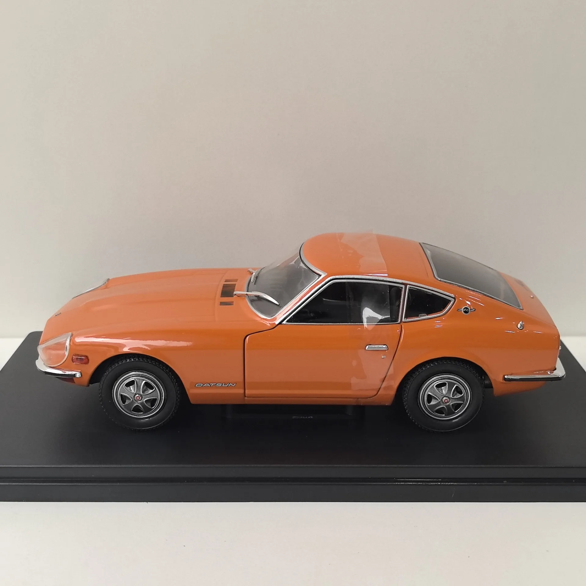 Diecast WHITEBOX 1/24 Scale DATSUN 240 Z V8 Alloy Car Model