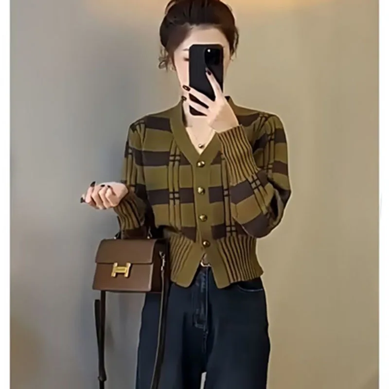 เสื้อสเวตเตอร์แฟชั่นสั้นสำหรับผู้หญิง เสื้อแจ็คเก็ตถักนิตติ้ง 2026 รุ่นใหม่ ฤดูใบไม้ผลิ ฤดูใบไม้ร่วง สีสันตัดกัน ลายทาง เสื้อคลุมคาร์ดิแกนถักนิตติ้ง