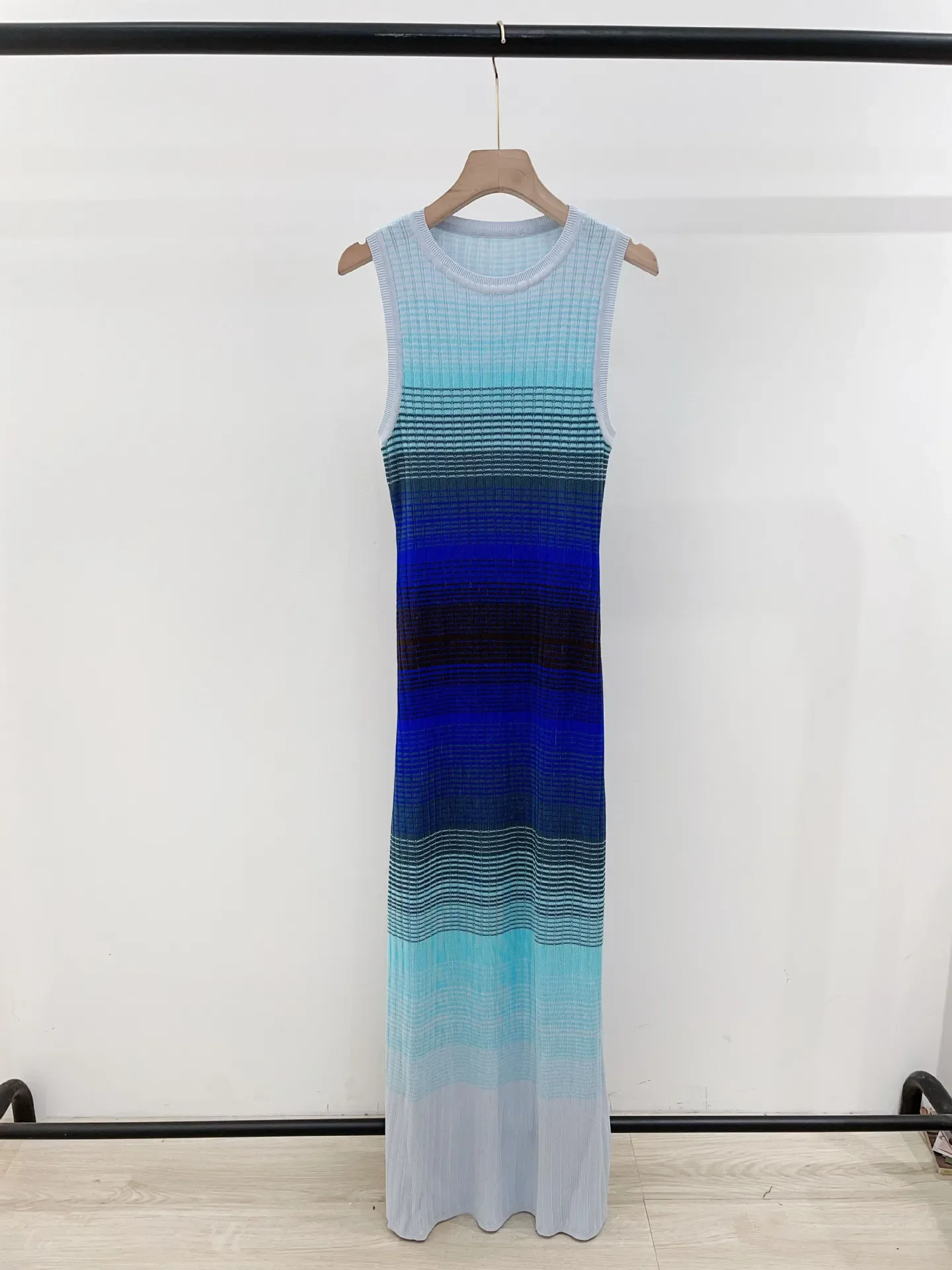 Summer Gradient Color Knitted Dress Women A Line Tank O Neck Slim Simple Fashion Ladies Temperament Robe 2025