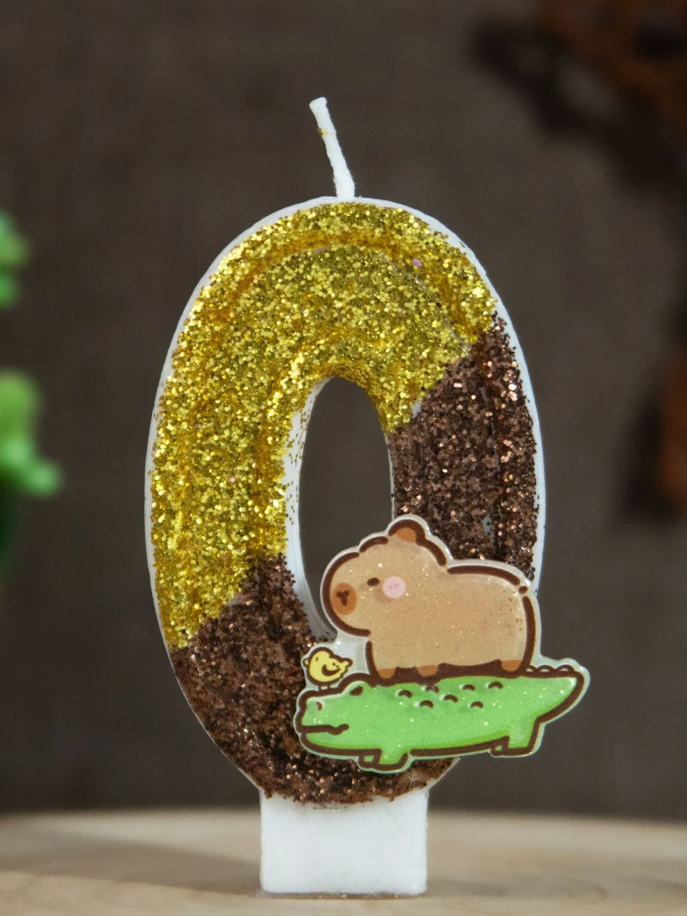 Golden-brown number candles, Kapibara riding crocodile decorated candles, holiday and commemoration day candles
