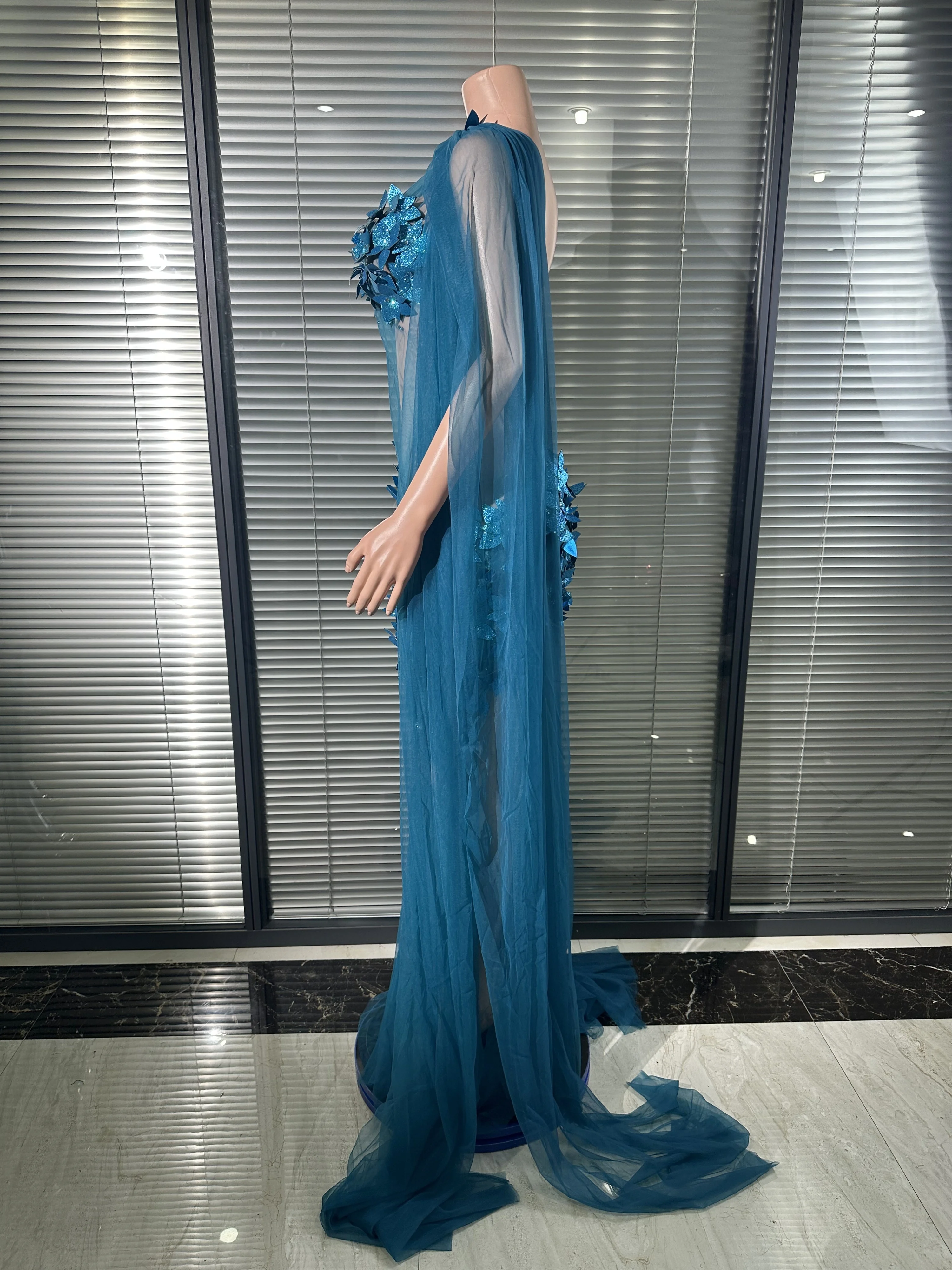 Abito lungo glamour opulento con una spalla impreziosito con prospettiva floreale in rete 3D, cocktail party, gala, tappeto rosso