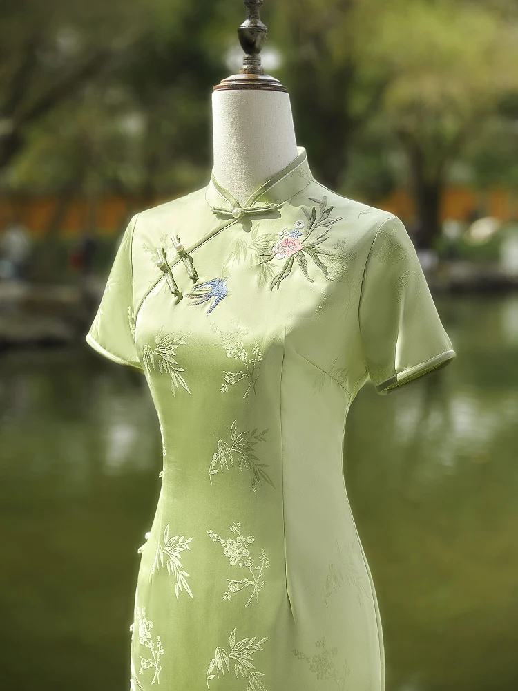 

Новое летнее платье для молодых женщин: приталенное, с вышивкой, в стиле ретро, с красивым цветочным узором, из смесового полиэстера, длинное.