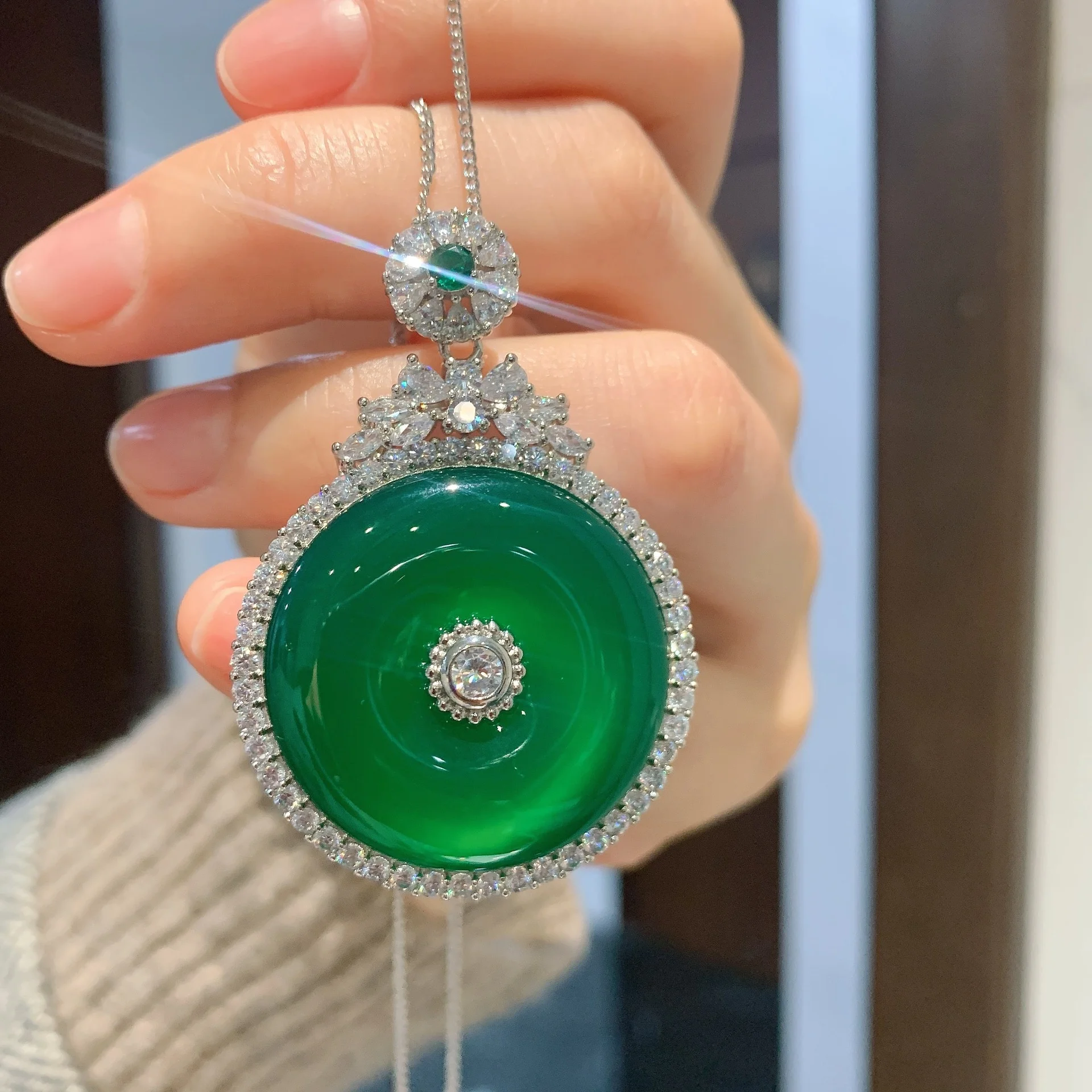 Luxury brand genuine real jewels Inlaid with emerald green safety clasp chalcedony necklace, versatile gift pendant, main stone