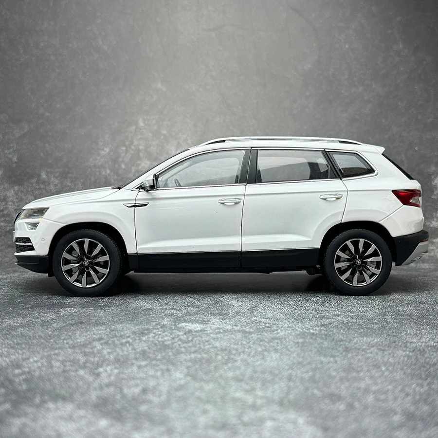 1/18 Scale Skoda KAROQ SUV Static ornament Car model Send to a friend Birthday present Spring Festival gifts