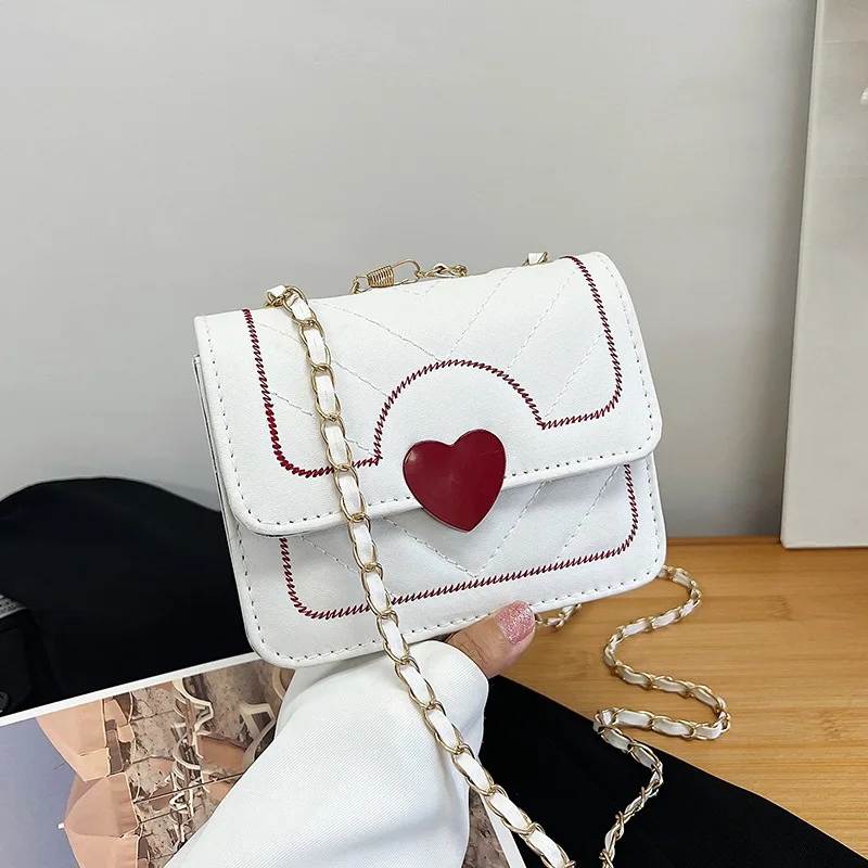 Minimalistyczna jesienna nowa damska torba na ramię Fashion Niche Red Peach Heart Pojedyncza torba na ramię z łańcuszkiem Mała kwadratowa torba na ramię