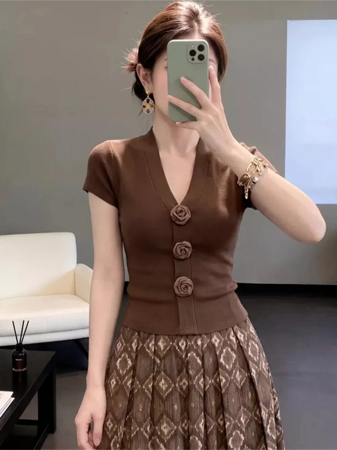 

Elegant V-Neck Short Sleeve Knitted Top Women's Slim Fit Summer Fashion Floral Design Commute Style Korean Version Knitwear