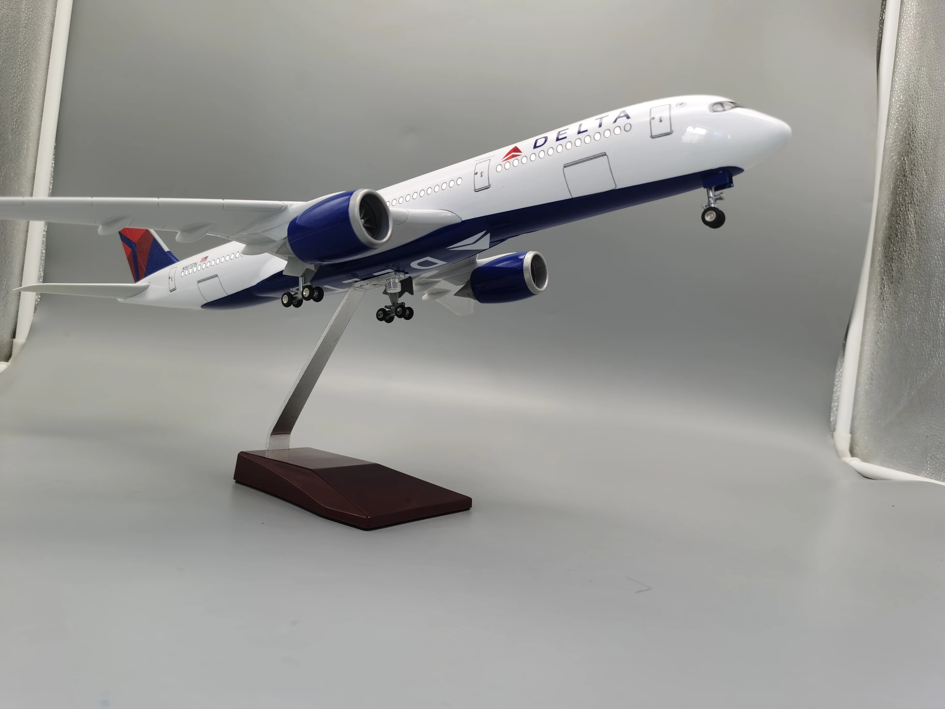 NEW 1/142 Scale 47CM Airplane Airbus A350 Delta Airline Model LED Light & Wheel Landing Gear Plastic Resin Plane Model Toy