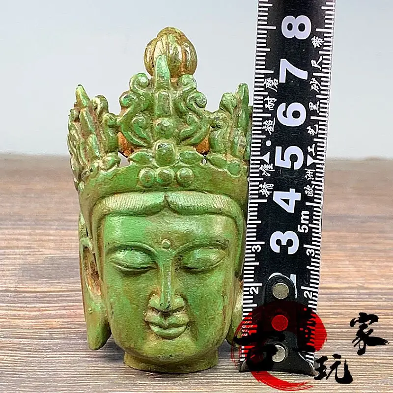 Folk carvings depict the green rust Buddha head, with Buddha light shining everywhere and compassion in mind