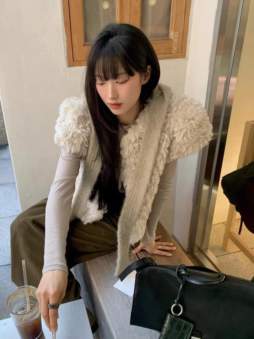 

Модный короткий меховой жилет 2026: Новинка, уникальный дизайн, молодежная верхняя одежда из полиэстера, круглый вырез, застежка на одну пуговицу