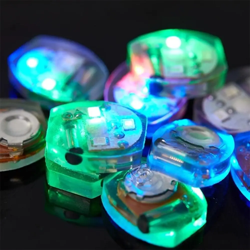 10 szt. Plastikowe lampki LED do butów, świecące mini lampki wibracyjne, świecące lampki do dziurek w butach, damskie i męskie