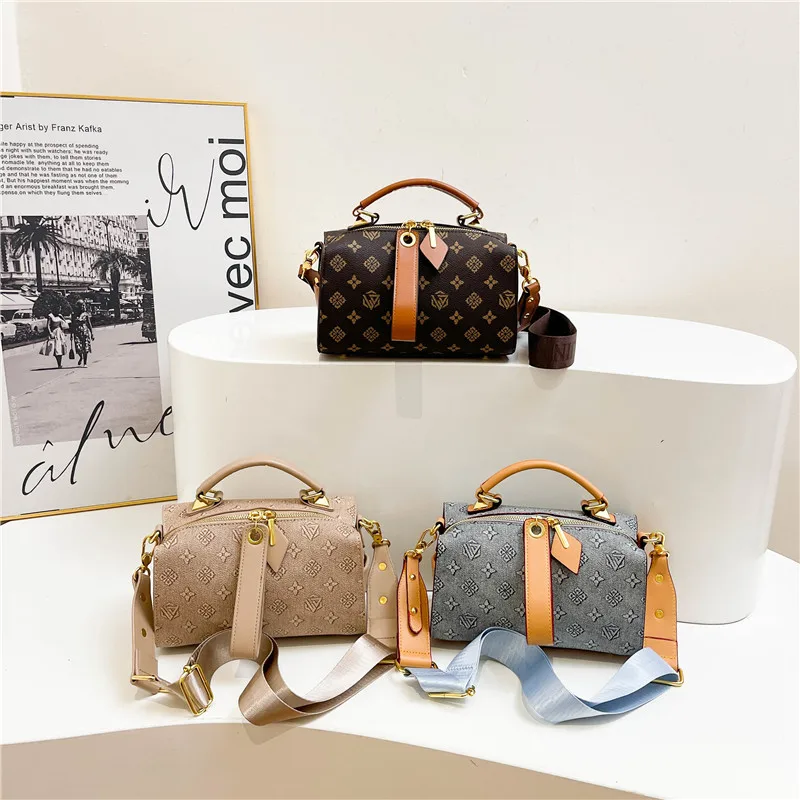 

2025 Winter Floral Shoulder Bag, Chic Crossbody Purse for Women, Classic Print Tote, Versatile Day-to-Night Bag, Textured Slin