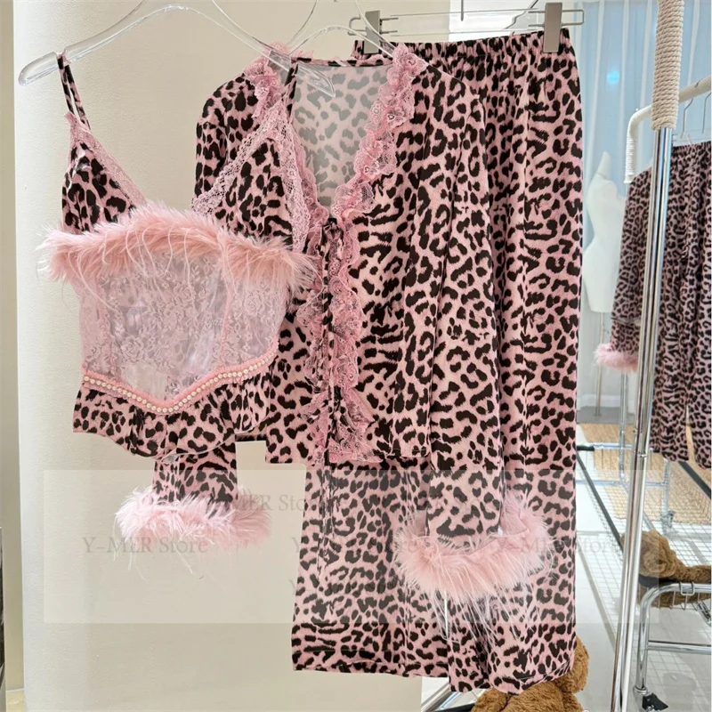 

Сексуальная розовая леопардовая пижама, 3 шт., топ на бретельках, кардиган, брюки, роскошный наряд с плюшевой отделкой, женская модная домашняя ткань, пижама из ледяного шелка, Mujer