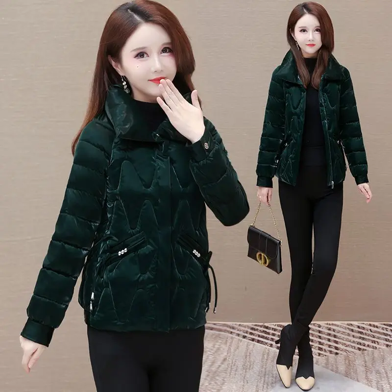 เสื้อแจ็คเก็ตผ้าฝ้ายเนื้อเงาสำหรับผู้หญิง ฤดูหนาว 2025 รุ่นใหม่ บุหนา แจ็คเก็ตพาร์กาแบบมีฮู้ด อุ่นสบาย แฟชั่นทรงหลวม สั้น