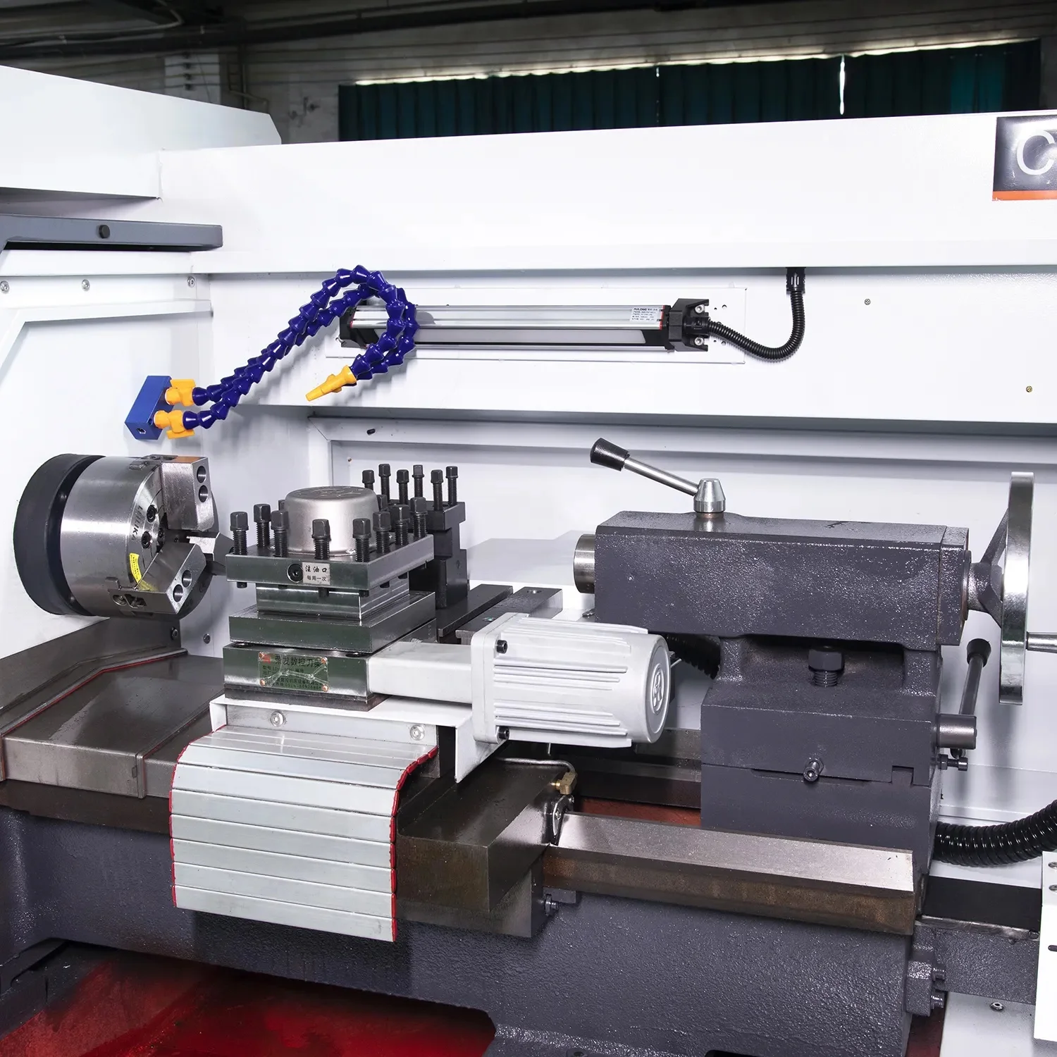 أداة آلة مخرطة CNC أوتوماتيكية عالية الدقة CK6132 أفقية 220 فولت سيمنز GSK سرير مسطح حاجز توجيه صلب يتضمن Tailstock